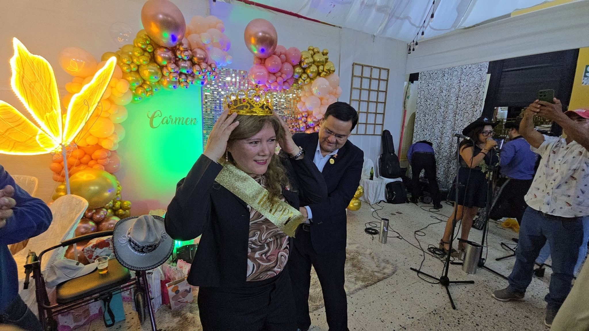 Gobernador Jorge Pérez es cercano con Carmen Carhuallanqui.