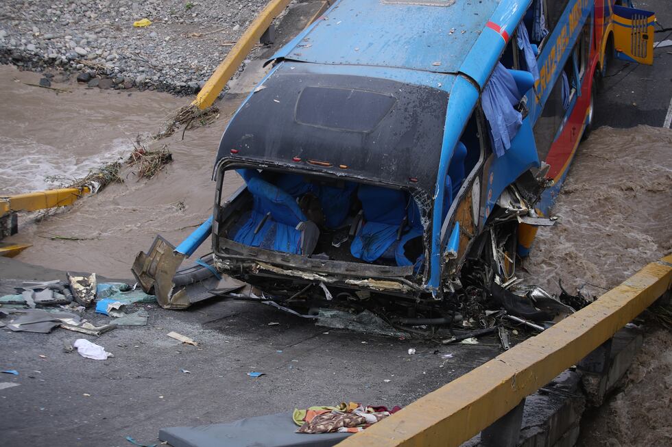 Dos muertos por caída de bus tras colapso del puente Chancay