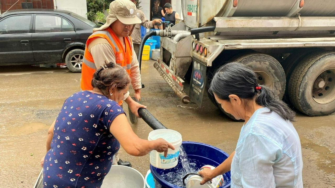 Debido a que averías en infraestructura municipal afectaron el normal suministro en algunos sectores, la azucarera lleva agua a familias laredinas.