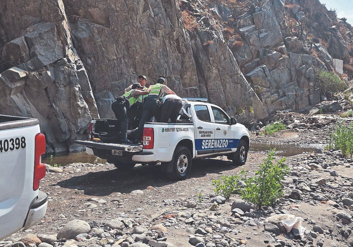 El cuerpo fue llevado a la morgue en camioneta de serenazgo. Foto: GEC