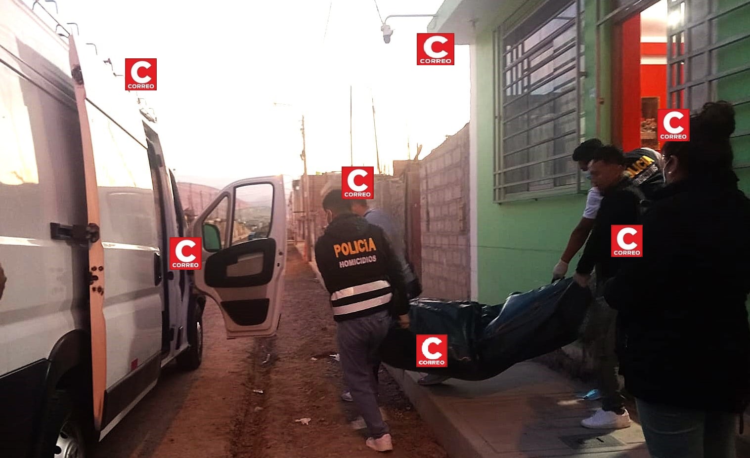 Mujer fue hallada con puñaladas en casa y su conviviente habría huido