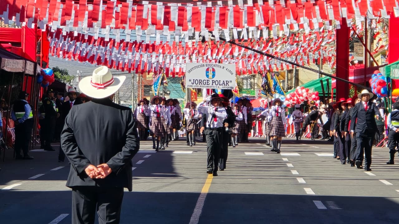I.E. Jorge Polar en el desfile escolar Campeón de Campeones de la Ugel Arequipa Sur. (Foto: Yunsu Pariapaza/@photo.gec)