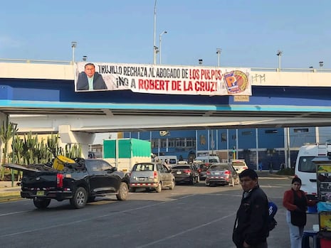 Trujillo: Aparecen banderolas contra Robert de la Cruz en los bypass de los óvalos Grau y Mansiche