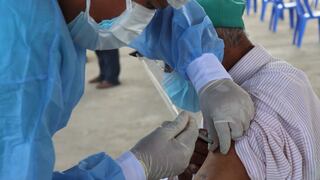 Vacunan a mayores de 60 años en tres distritos de Trujillo