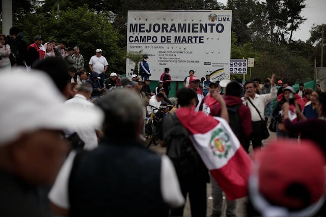 Marcha convocada por Juntos por el Perú se desarrolla bajo estricto resguardo policial