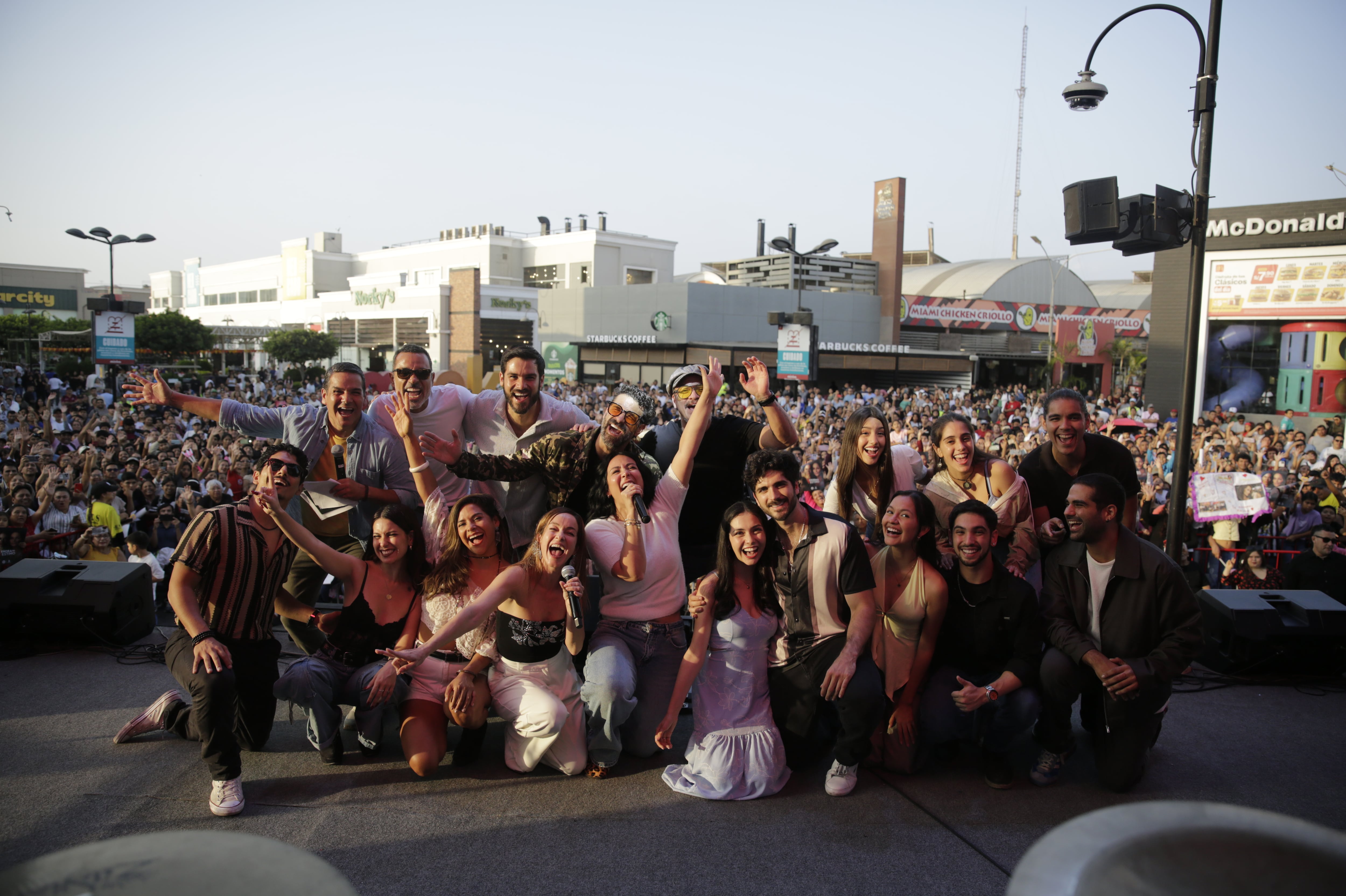Elenco de popular y sintonizada telenovela se reunió con sus seguidores en Minka del Callao.