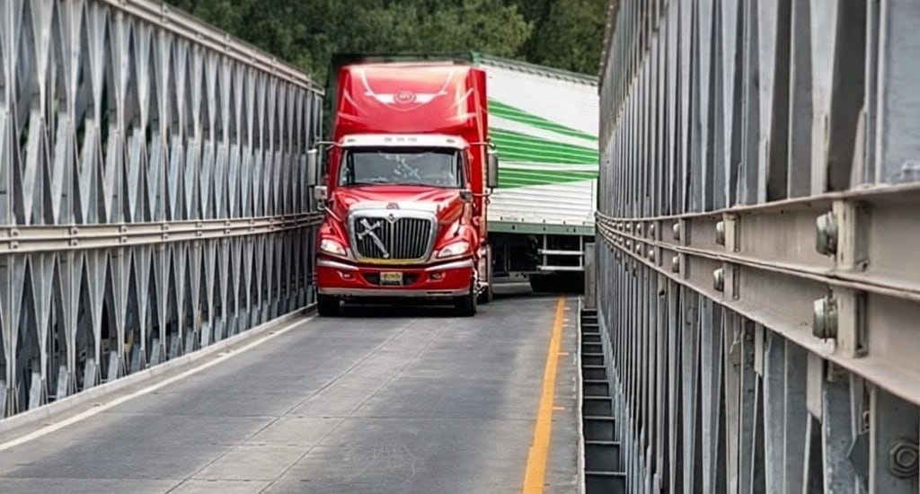 Conductores de carga pasada tienen dificultades para cruzar el puente modular en Uchumayo