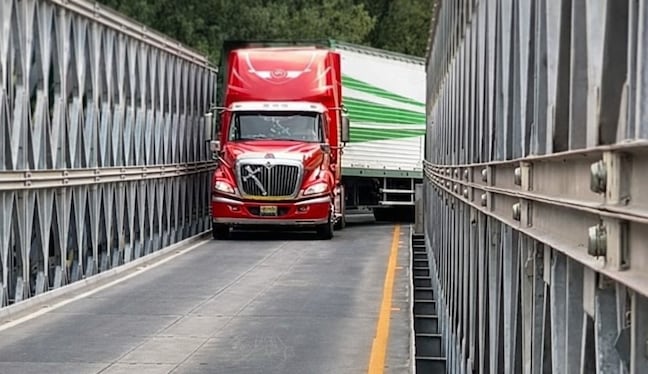 Conductores de carga pasada tienen dificultades para cruzar el puente modular en Uchumayo