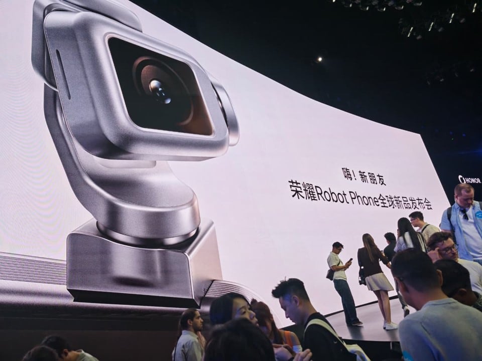 El HONOR Robot Phone combina un sistema mecánico de estabilización y movimiento de cámara con inteligencia artificial. La propuesta incorpora tecnologías derivadas de la colaboración de HONOR con ARRI para acercar flujos de producción cinematográfica al teléfono móvil.