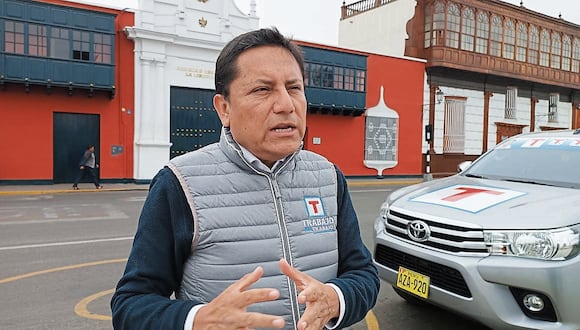Dirigentes se reúnen con agrupaciones nacionales ante la anunciada desaparición de movimientos regionales. Ya conversaron con Somos Perú.