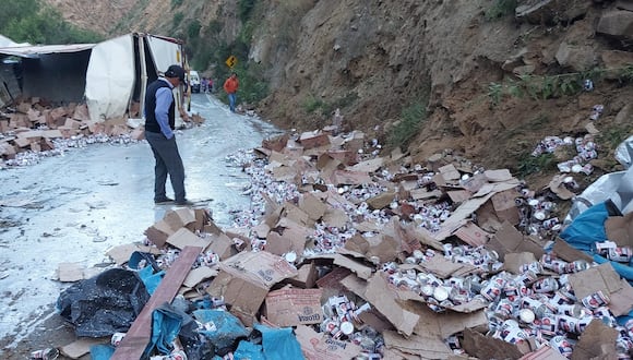 Camión que transportaba cajas con latas de leche se volcó en la carretera Casma - Huaraz. (Foto: Sergio Marco Rodriguez)