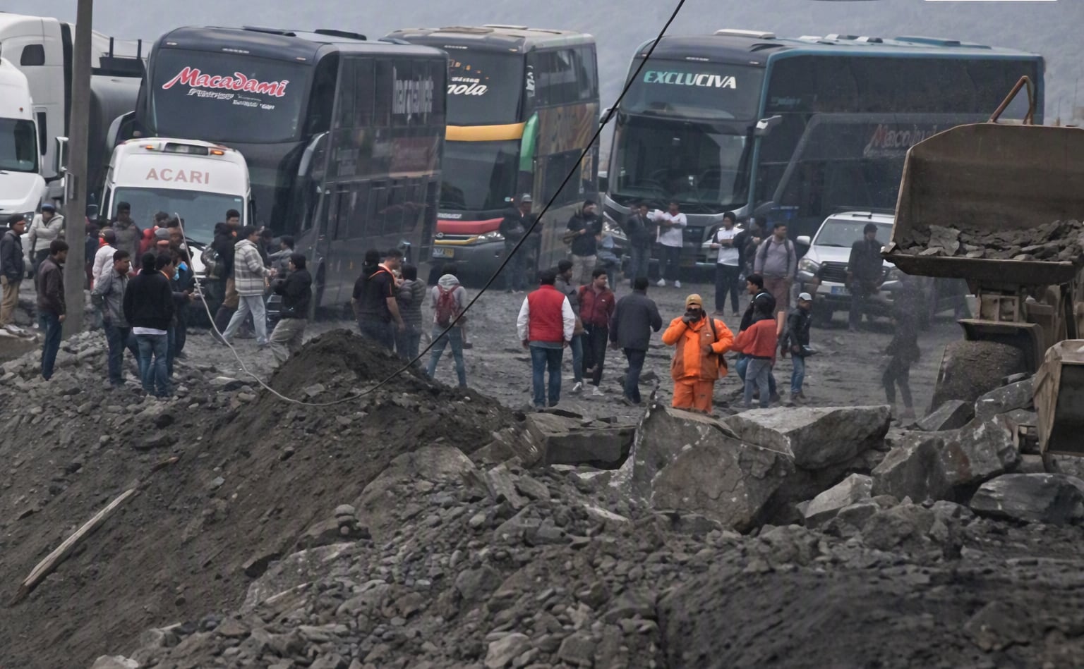Pasajeros ayudaron a limpiar la Panamericana Sur, tras bloqueo por derrumbe ocurrido entre Atico y Ocoña