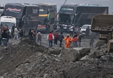 Derrumbe en la Panamericana Sur: Pasajeros ayudan a limpiar vía en Atico-Ocoña