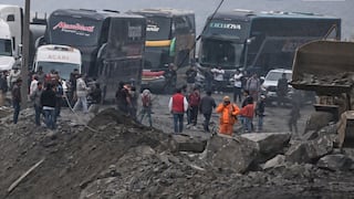 Derrumbe en la Panamericana Sur: Pasajeros ayudan a limpiar vía en Atico-Ocoña