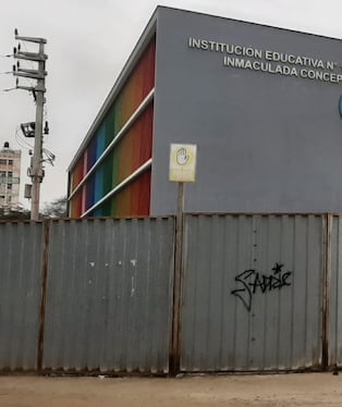 Colegio empezó con trabajo a fines de 2021 y, actualmente, no se puede usar.