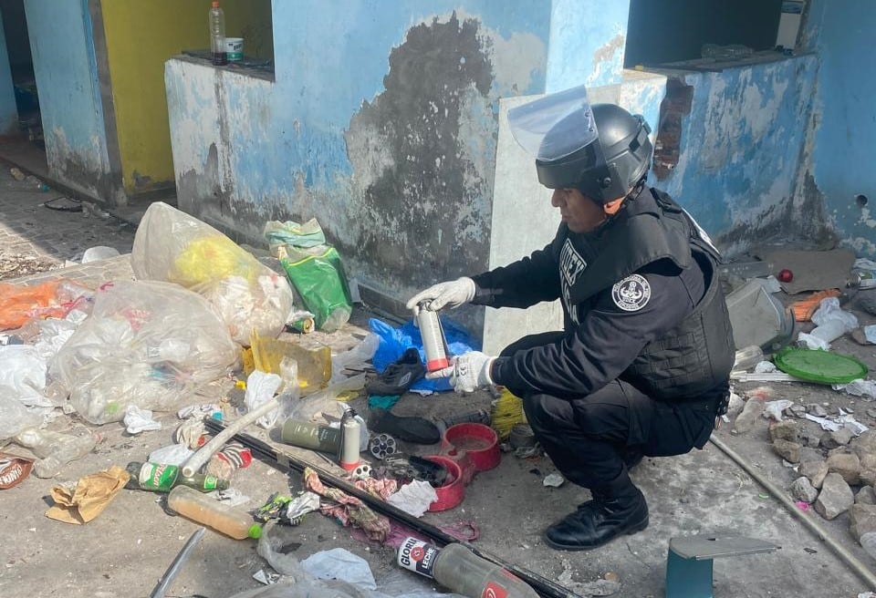 Policía realizó el retiro del material lacrimógeno. Foto: difusión.