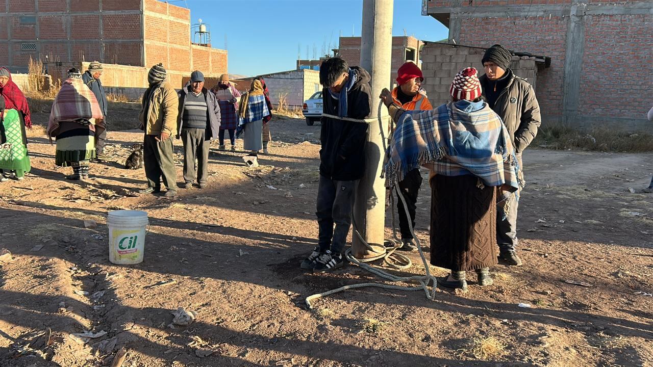 Vecinos de Ciudad Nueva Los Rosales sorprendieron a un hombre dentro del camión estacionado en el patio de una casa. Fue atado, rociado con agua fría y entregado a la Policía.