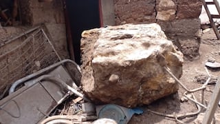 Piedra cae sobre casa y familia salva de morir en Huancavelica