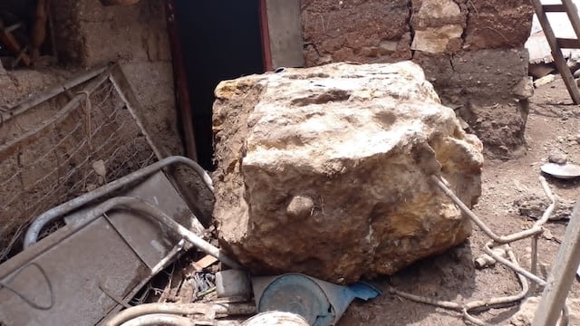 Piedra cae sobre casa y familia salva de morir en Huancavelica