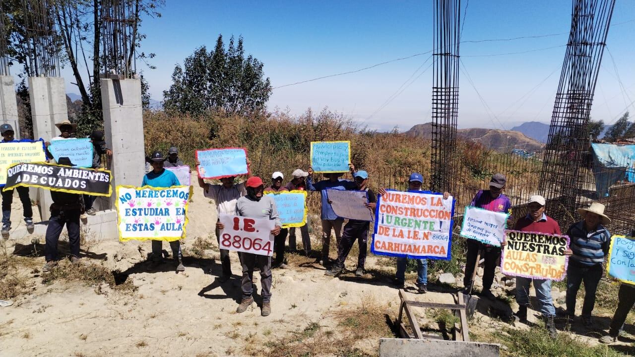 Padres exigen a alcalde y funcionarios de Cáceres del Perú la culminación de la obra.