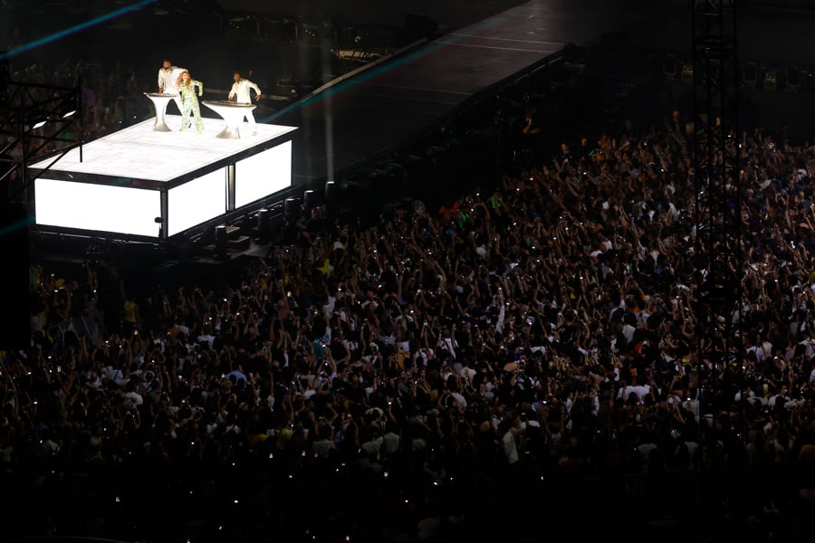La cantante colombiana Shakira, la primera artista latina en ofrecer un megaconcierto gratuito en la playa de Copacabana en Río de Janeiro, abrió su presentación con 'La fuerte', canción con la que comenzó las presentaciones de su último gira 'Las mujeres ya no lloran', y con la que reiteró que, pese al dolor, hay que sobreponerse a las heridas y seguir bailando este sábado, en Río de Janeiro (Brasil). EFE/ Antonio Lacerda