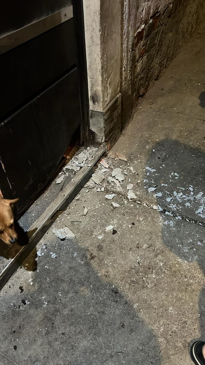 Los extorsionadores exigen el pago de S/ 80 mil para no atentar con la vida de la dueña de la casa ni la de su familia. Los criminales dejaron una carta amenazante.