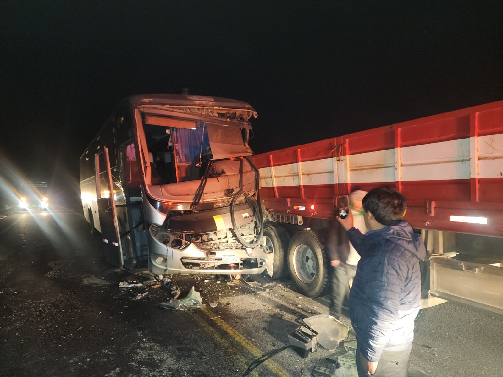 Fuerte impacto entre camión y bus en Arequipa. (Foto: GEC)
