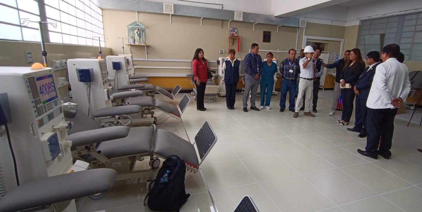 Entrega de máquinas de hemodiálisis. Foto: GEC.