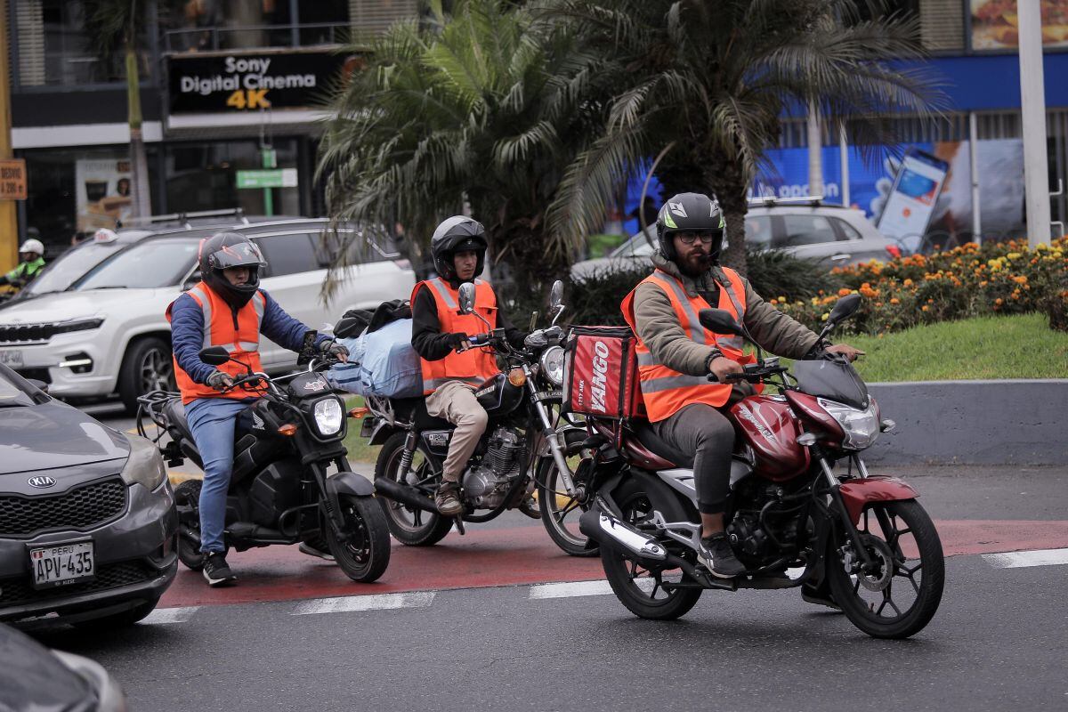 El color anaranjado fue el que más usaron los motociclistas en el primer día de vigencia de la norma que obliga su uso. (Foto: Joel Alonzo / @photo.gec)