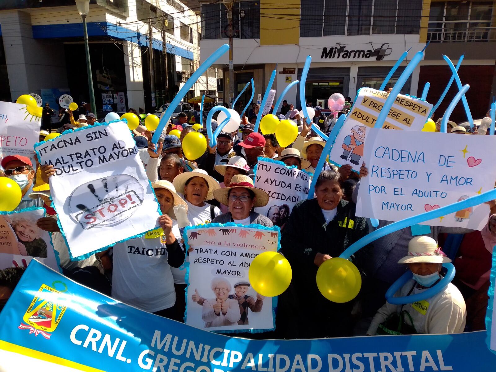 Decenas de personas de la tercera edad de Tacna marcharon hasta el Centro Cívico de la ciudad. (Foto: Adrian Apaza)