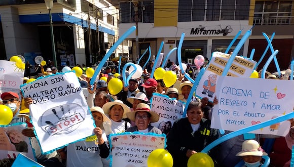 Decenas de personas de la tercera edad de Tacna marcharon hasta el Centro Cívico de la ciudad. (Foto: Adrian Apaza)