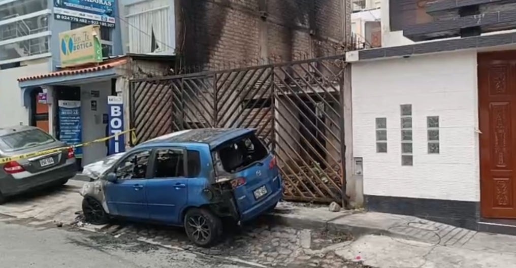 Policía investiga el incendio de dos unidades. (Foto: GEC)