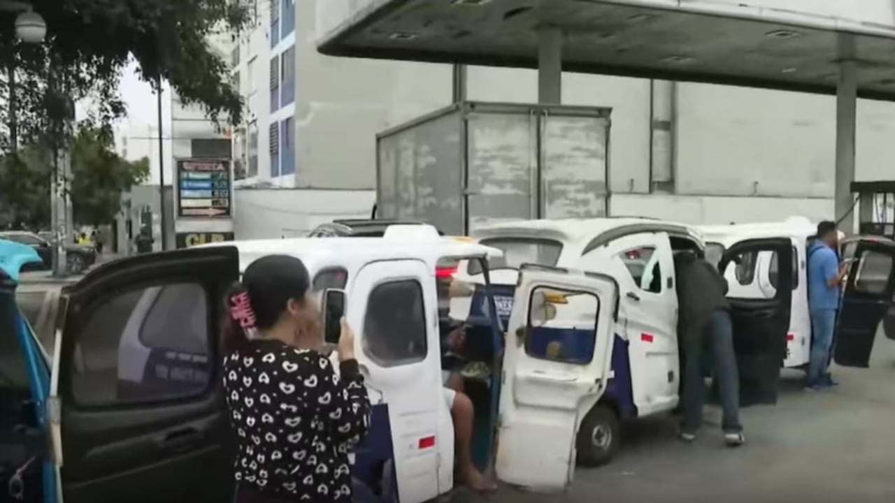 Chorrillos: mototaxistas pierden día laboral en medio de largas colas por escasez de combustible. Captura: Latina.