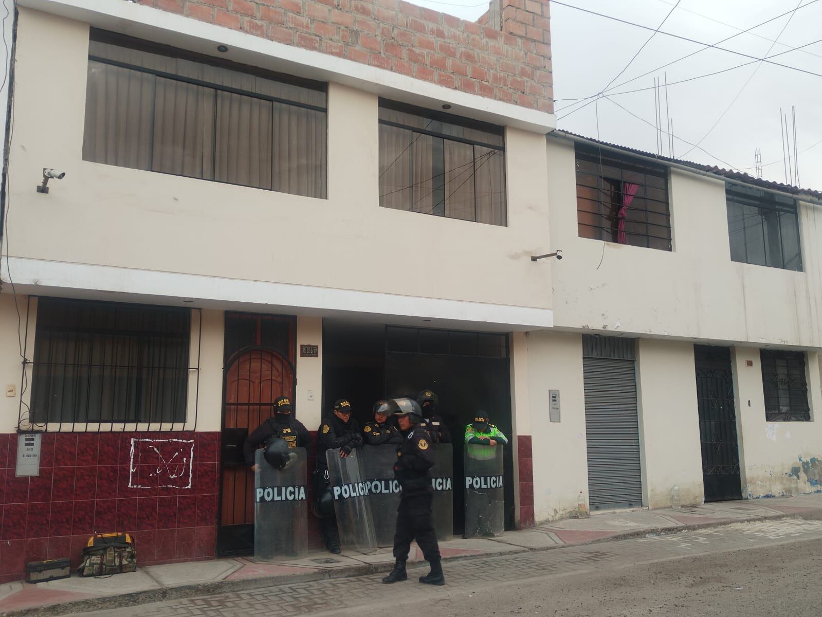 Desde la madrugada movilizan contingente policial hasta la urbanización Monte Bello y Gregorio Albarracín. (Foto: GEC)
