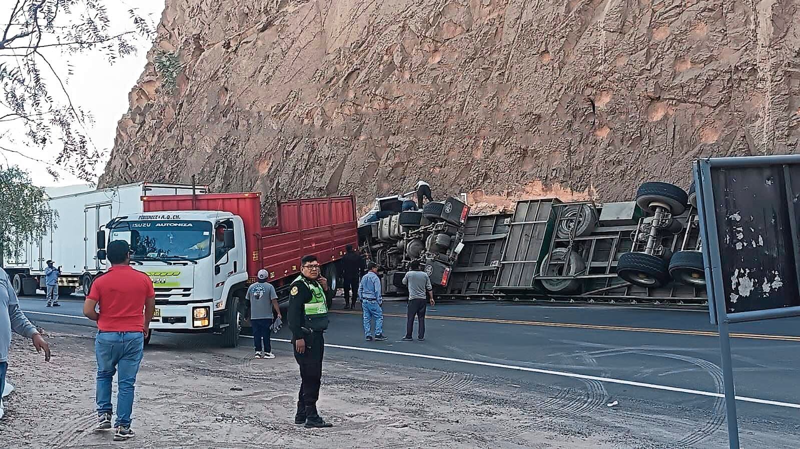 Arequipa: Dos heridos por volcadura de camión en la variante de Uchumayo (VIDEO)