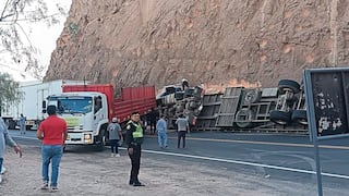 Arequipa: Dos heridos por volcadura de camión en la variante de Uchumayo (VIDEO)