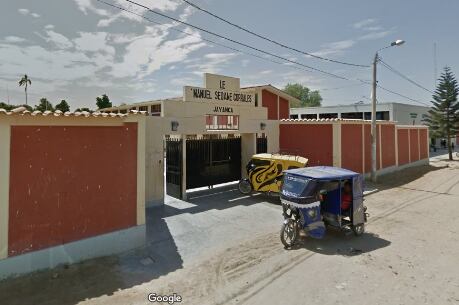 Estudiantes aseguran que su docente las invita a salir y les toca las manos cuando se les acerca