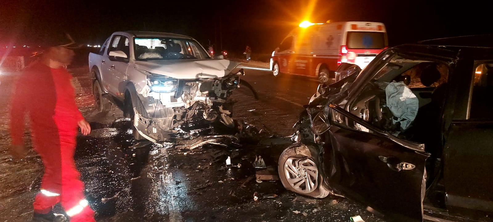 Las primeras investigaciones señalan que el choque entre la camioneta y el automóvil fue de manera frontal.