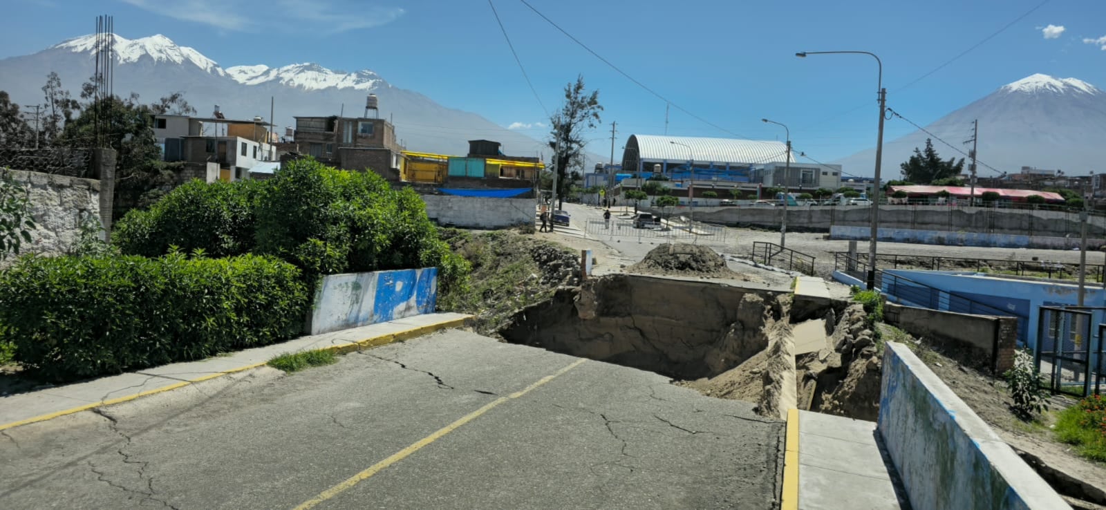 Puente de Casimiro cuadras colapsó y afecta a urbanizaciones de la parte alta de Cayma con Cerro Colorado (Foto: Omar Cruz/@photo.gec)