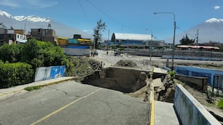 Colapsa puente Casimiro Cuadros en Cayma y viviendas presentan rajaduras (VIDEO)