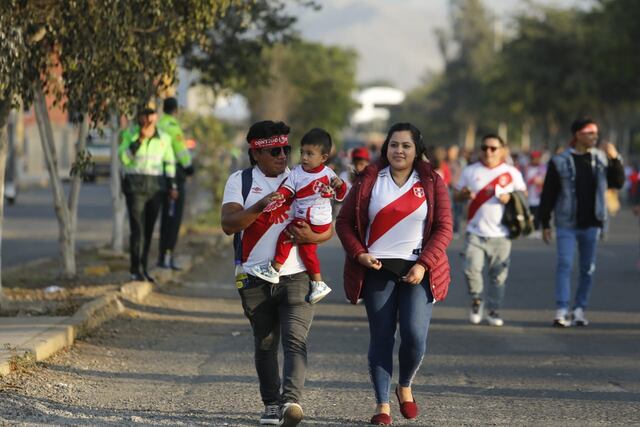Arriban al Estadio Monumental para el partido amistoso entre la Bicolor y la Albirroja. Foto: Violeta Ayasta/@photo.gec