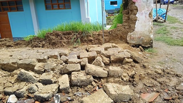 Fuertes lluvias derrumbaron cercos de ladrillos de un colegio en Áncash