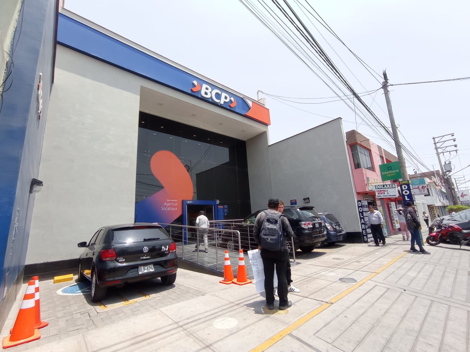 Los ladrones llegaron abordo de una motocicleta hasta el agente bancario para cometer el iícito acto. (Foto: Yorch Huamaní)