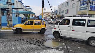 Desborde de buzón de desagüe en Arequipa preocupa a transeúntes y conductores (VIDEO)