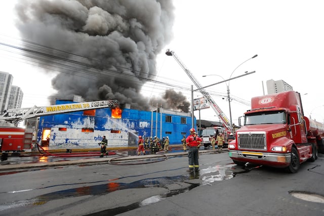 Cercado de Lima: Voraz incendio en almacen de plásticos fue controlado por los bomberos