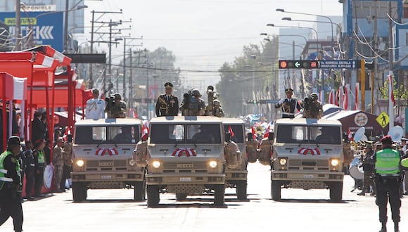 Las Fuerzas Armadas del Perú hicieron su paso por la avenida Independencia dando inicio al gran desfile. (Foto: GEC)