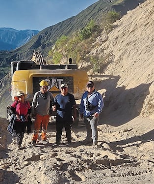 Pobladores del anexo de Caspi, provincia de La Unión, tuvieron que ayudarse con maquinaria pesada para abrir el camino. Foto: GEC.