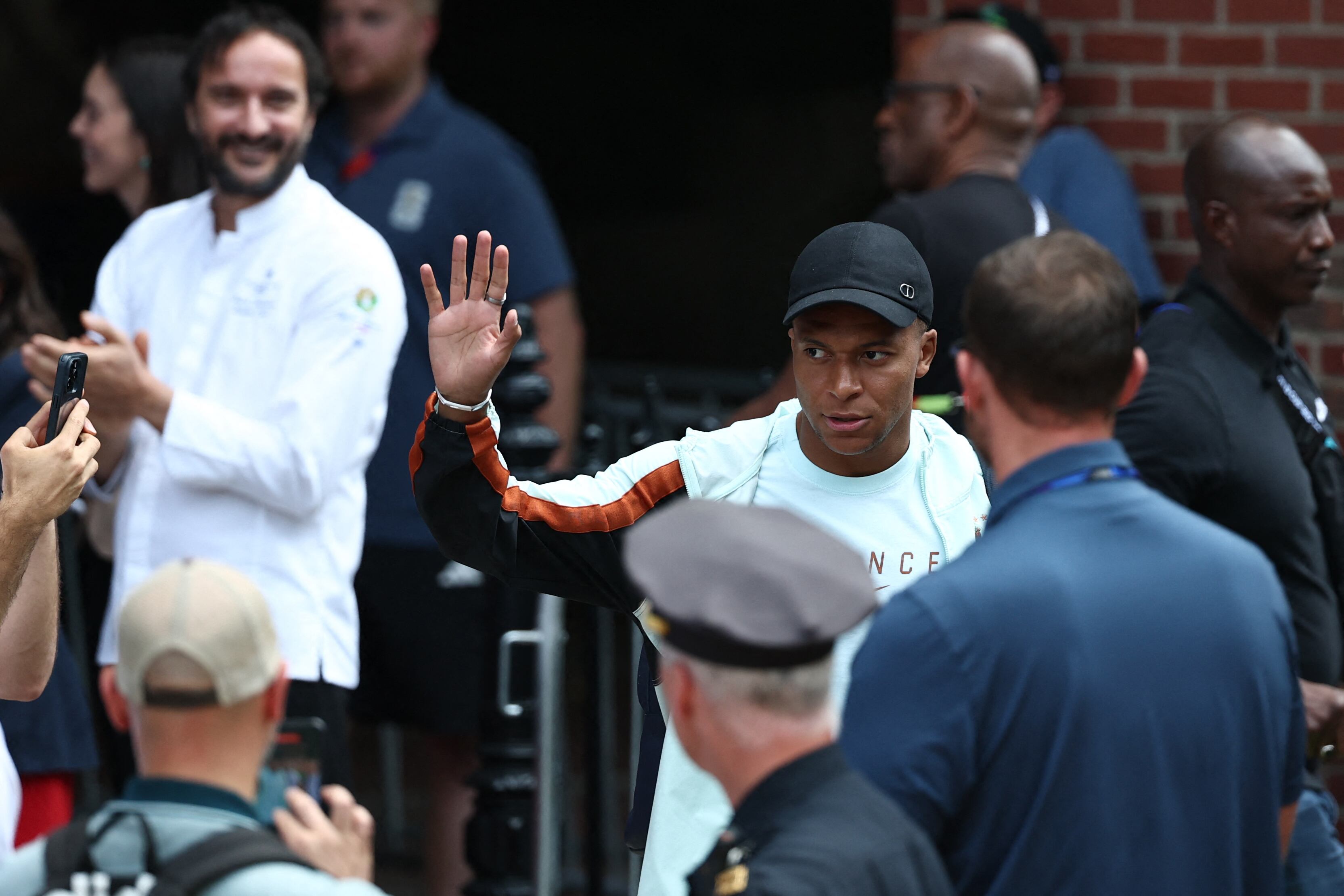 Mbappé saludó a la afición antes del viaje de Francia a Miami para el duelo por el tercer puesto ante España por el tercer lugar en el Mundial 2026. (Photo by FRANCK FIFE / AFP)
