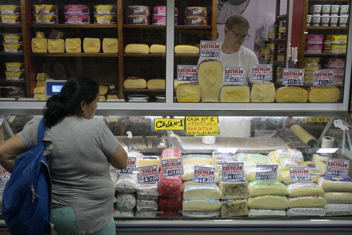 Peruanos pueden comprar más productos. (Foto por JUAN MABROMATA / AFP)