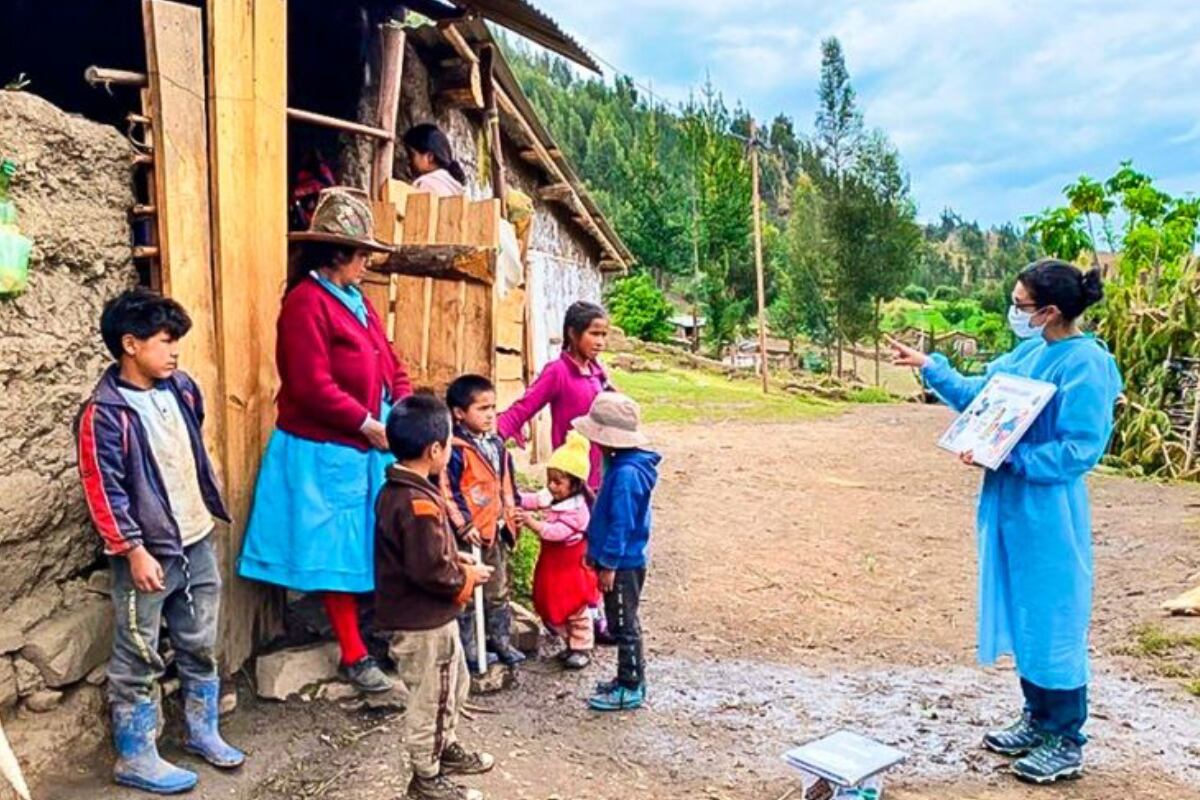 Una joven profesional de salud recién titulada del Servicio Rural y Urbano Marginal (SERUMS) brinda atención a pobladores en una zona rural. Foto: Andina